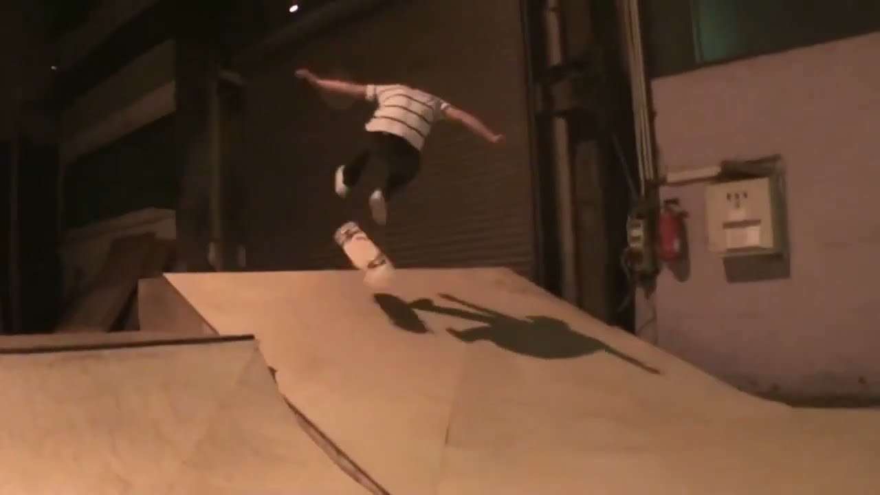 Peek / Pavel Skatehalle- Party-skate-session / Street & beide Bowls