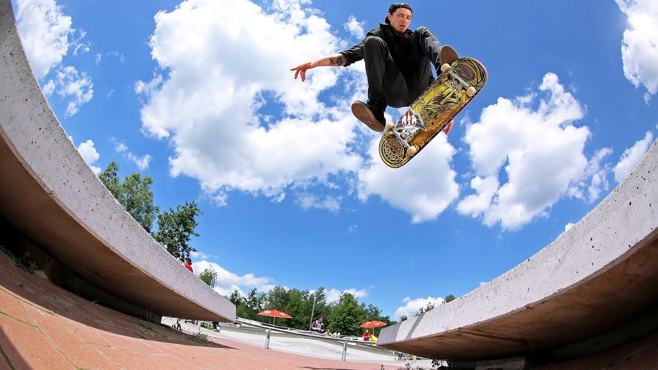 After the successful start to this year's COS Cup series in Mönchengladbach, the German contest elite moved to the far north on the second weekend in June, to Hamburg-Allermöhe to be precise! Thanks to its individual shape, the local concrete park demanded skateboarding beyond the familiar obstacles and the level of over 60 starters was correspondingly high! From Women & Men Street-A to Titus Locals only to the Ravenol Best-Trick Barrel-Jump, everyone present was treated to German skateboarding at its best! Ahoy!!!<br /><br />Nach dem erfolgreichen Auftakt zur diesjährigen COS Cup Serie in Mönchengladbach zog es die deutsche Contest-Elite am zweiten Juni-Wochenende in den hohen Norden, genauer gesagt nach Hamburg-Allermöhe! Der örtliche Betonpark forderte dank seines individuellen Shapes Skateboarding jenseits der altbekannten Obstacles und dementsprechend hoch war auch das Niveau von über 60 Starter/innen! Von Women & Men Street-A über Titus Locals only bis hin zum Ravenol Best-Trick Barrel-Jump, hier bekam jeder Anwesende deutsches Skateboarding vom Feinsten vor den Latz geknallt! Ahoi!!!