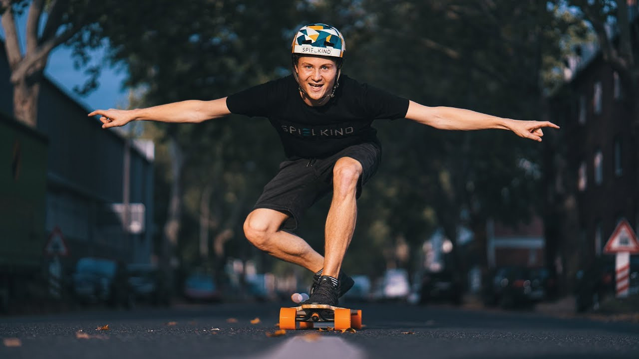 Unsere Spielkind Racing Longboard Tour 2019 startet am Samstag, den 3. August 2019 in Köln! :) Über 300km geht es dann bis zu unserem ADAC GT4 Rennen nach Zandvoort (NL) an der Nordsee. :)<br />👕 SPIELKIND - The World Is Your Playground https://spielkind.de/<br />📸 Instagram: FelixLaden | https://instagram.com/felixladen<br />• Damit filme ich: https://amzn.to/2IgxEAX *<br />• Mehr Vlogs: http://youtube.com/felixladen?sub_confirmation=1<br />__________________________<br />Unsere Spielkind Racing Longboard Tour starten wir am 03.08.2019 in Köln am Kölner Dom. Über Düsseldorf geht es dann Richtung holländische Grenze und dann über Amsterdam bis zur Nordsee und zur Rennstrecke in Zandvoort an der Nordsee. Geplant sind für diese 300-400km lange Strecke (inklusive möglichen Umwegen) 5-7 Tage. Wir müssen auf jeden Fall rechtzeitig bis zu unserem ADAC GT4 Germany Rennwochende vom 09. - 11. August in Zandvoort sein.<br /><br />Wer möchte, kann Teile der Tour mit uns mitfahren. Egal ob auf Longboard oder Fahrrad oder was ihr sonst so habt. Cool fände ich, wenn ihr einen Helm tragt! :) Bitte verzichtet aber darauf, mehr als einen Tag bei uns mitzufahren. Wie im Video angesprochen ist das dann irgendwann einfach zu viel des guten und außerdem wollen wir jedem mal die Chance geben, mit uns zu fahren. Danke! :)<br /><br />Zu meinem #SpielkindRacing und jetzt auch #RaceTour Teamkollegen Alain Valente gehts hier: http://instagram.com/AlainValente<br /><br />Danke an Simon Unge, Cheng Loew, Julien Bam und Stephan Gerick, ich hatte mit euch zusammen 2014 und 2016 beide Male eine mega geile #LongboardTour. Das sind immer noch zusammen mit Racing die besten Erinnerungen aus meiner gesamten YouTube Zeit! Freue mich mega darauf, daran dieses Jahr wieder anzuknüpfen! :)<br />__________________________<br />Music provided by Monstercat: <br />Summer Was Fun - My Dear<br />https://youtube.com/monstercat <br />https://youtube.com/monstercatinstinct<br /><br />&<br /><br />Music provided by Monstercat: <br />Lookas & Able Heart - On My Own<br />https://youtube.com/monstercat <br />https://youtube.com/monstercatinstinct<br />__________________________<br />Meine Links:<br />• Gaming-Kanal: http://youtube.com/dner <br />• Spielkind Store: http://spielkind.de<br />• Twitter: http://twitter.com/felixladen<br />• Instagram: http://instagram.com/felixladen<br />• Facebook: http://facebook.com/felixladen<br />• Management: http://ruddle.de<br />• Businessanfragen: felixladen@ruddle.de<br />__________________________<br />Mein Kamera Equipment:<br />• Kameras:<br />Haupt-Kamera: https://amzn.to/2IgxEAX *<br />Zweit-Kamera (Low-Light): http://amzn.to/2uwxTfy *<br />Kompakt Kamera: https://amzn.to/2IcS2Tq *<br />Action Kamera: http://amzn.to/2tCy7Ft *<br />Camcorder (stabil+großer Zoom): http://amzn.to/2syUOFu *<br />Drohne: https://amzn.to/2TSaD8Q *<br /><br />• Objektive:<br />18mm Weitwinkel: http://amzn.to/2t3IW1H *<br />85mm Porträtfestbrennweite: http://amzn.to/2twFkX6 *<br />24-240 Superzoom: http://amzn.to/2syXvH6 *<br />16-35 Weitwinkelzoom: https://amzn.to/2Sxt8mp *<br />24mm Festbrennweite: http://amzn.to/2uwh2JC *<br /><br />• Mikrofone:<br />Haupt-Kamera-Mikrofon: http://amzn.to/2twTSpS *<br />vorher benutzt (geht auf allen Kameras): http://amzn.to/2t3QJwR *<br />Funkstrecke: http://amzn.to/2syVWJu *<br />Anstecker / Lavalier-Mikofon: http://amzn.to/2sz1T9b *<br />Stereo Mikro: http://amzn.to/2t3Knxf *<br />USB-Mikrofon (für Voice Over): http://amzn.to/2tCvwLY *<br /><br />• Mein PC: http://bit.ly/SpielkindPC<br /><br />• Zusätzliches Equipment:<br />externer Recorder: http://amzn.to/2uwch2P *<br />Strom Adapter fürs Auto: http://amzn.to/2uwkGmX *<br />Gimbal: http://amzn.to/2uwbrD5 *<br />Saugnapfhalterung: http://amzn.to/2stFIGh *<br />Slider: Rhino Motion<br />Stativ: http://amzn.to/2sCgocp *<br />Wasserfeste Kamerahülle: http://amzn.to/2sBUq9x *<br />GoPro Hand Mount: http://amzn.to/2uzloQl *<br />softes LED Licht im UFO: http://amzn.to/2uzf4IJ *<br />mobiles LED Licht: http://amzn.to/2sBU5U4 *<br />Kamera Clip am Rucksack: http://amzn.to/2sBV0nw *<br /><br />• Schnitt:<br />Laptop: http://amzn.to/2uwG4bN *<br />externe SSD: http://amzn.to/2uwCcHK *<br /><br />(*) Alle amzn.to Links sind sind Amazon Affiliate Links. Werden Käufe über diese Links getätigt, erhält der Linkersteller eine Provision von Amazon. Der Preis für den Käufer (euch) ändert sich dadurch natürlich nicht. :)