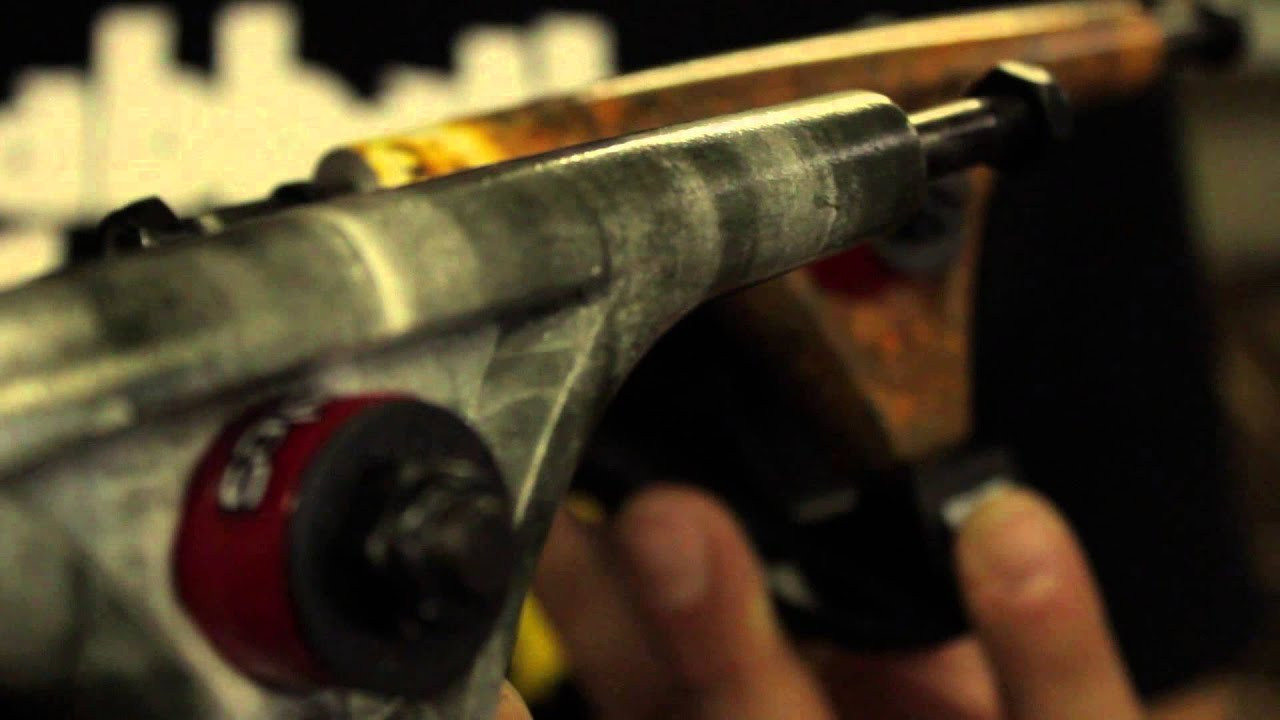 Der Longboard Boom geht weiter, auch wenn ab und an das Wetter nicht mitspielt.<br /><br />Was gibt es neues?<br /><br />Die neuen Modelle von Rayne sind reingekommen. Das G-Mack, Missfortune und ein neues Brett der Darkside Serie ergänzen das Sortiment. Ein genauerer Blick lohnt sich auf jeden Fall.<br /><br />Dann haben wir zwei Limited Editions der Bolzen Trucks reinbekommen.<br /><br />Von Abec11 haben wir nun die Freeride Rolle in 81a und in der Farbe Amber bekommen. Diese hat das "Retro"-Urethan. Eine beliebte Freeride-/Slide-Rolle, die sehr gleichmäßig sich abnutzt und fast bis zum Kern geslidet werden kann.<br /><br />Unter unserem Label Sunrise haben wir Bushings produzieren lassen. Wir haben Ihnen den sprechenden Namen "GUMMIES" gegeben. Dadurch, dass wir sie in Europa herstellen lassen können wir sie etwas günstiger anbieten als die US-Produkte.<br /><br />Unsere Freunde von Icone haben mal wieder zwei geile Bretter rausgebracht: Das Dominik Kowalski Pro Modell und das Evil Twin Deck. Das besondere ist die Konstruktion mit dem stehenden Holzkern in der Mitte, der zum Ende hin ausläuft. Unseres Wissens nach sind Icone die Einzigen, die das derzeit so umsetzen.<br /><br />Als letztes zeigen wir euch die Metro Supersport. Eine Slide Rolle von der Machart ähnlich der RAD-Wheels, jedoch in 65mm.<br /><br />Viel Spaß.<br /><br />Euer Concretewave-Team.<br />http://www.concretewave.de