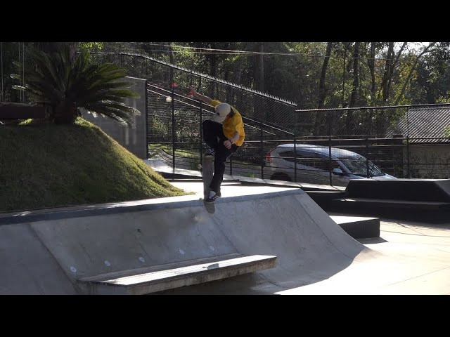 Andre Mariano 3 days filmings at the Blazeyard spot.<br /><br />Filmed by: Guilherme Rodrilha - Sandro Bertolucci - Jp Villa - Octavio Scholz - Breno Arriero<br /><br />Music: Milkman by Bully