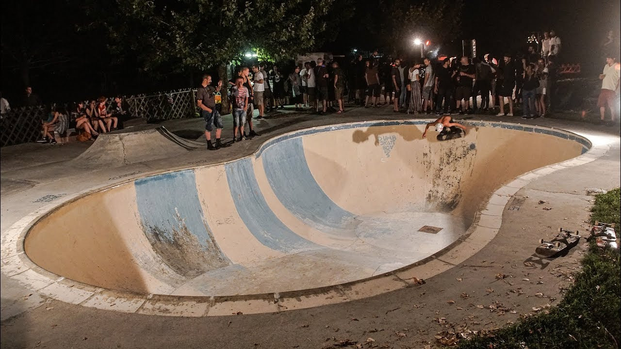 Another pool party at Ottone Bowl, Lodi. <br /><br />Thanks to Playwood Distribution, Wald Skateboards, Samurai Suicide Distr, Enimol Skateboards, Wellington Pub, Clam, Eremo, Ottone Pesante<br /><br />Song: Ottone Pesante - Bone Crushing