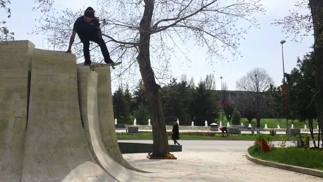 Here is a clip of Brian 'Slash' Hansen dropping in on a steep sculpture.
