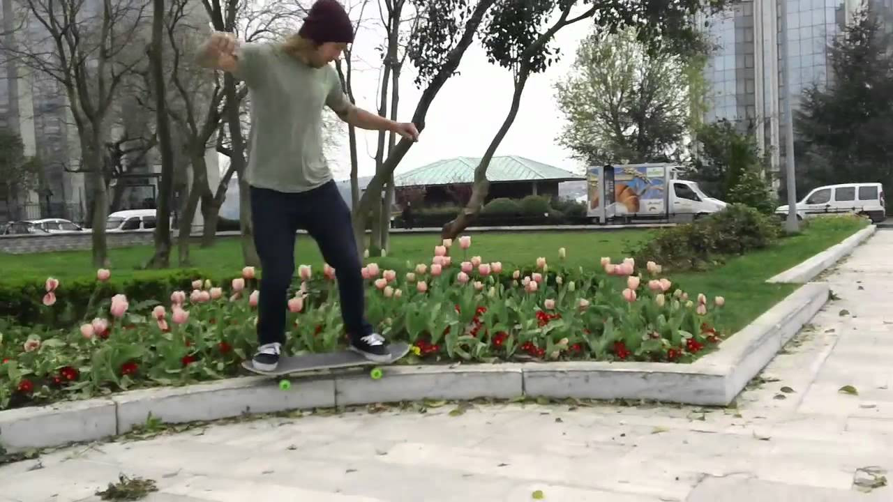 Slash doing a grind to grind.