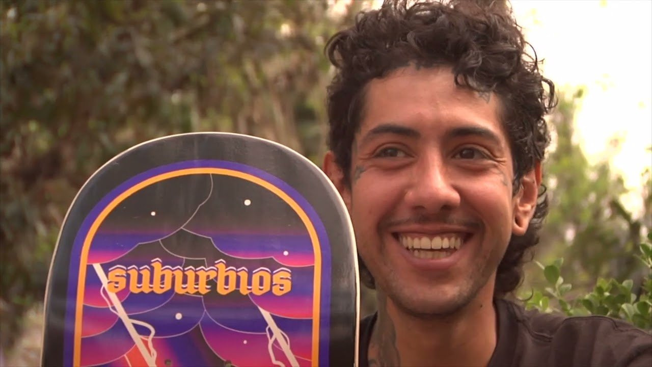 Axl es un patinador con su propio estilo que toma las calles y bajadas de una forma muy divertida y particular. Cat como se le conoce en el skateboarding mexicano presenta su bienvenida a SUBURBIOS SKATE que es una marca que esta haciendo cosas importantes e invirtiendo en sus talentos y aquí una muestra, esta bienvenida fue filmada en su totalidad por Miguel Gonzalez "Piwi".