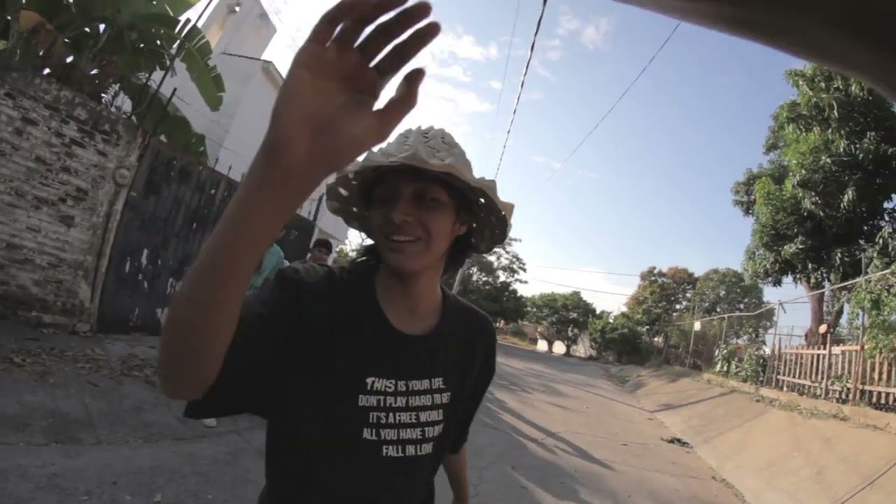 Nos fuimos de tour al estado de Michoacán gracias a nuestros amigos de Imperio Skateshop de Morelia, Pátzcuaro Skateshop de Pátzcuaro, Sicks Skateboards de Lázaro Cárdenas, HighTime Skateboards y Rïtus de Zacapu, Kuñados Shop de Zamora, los cuales nos dieron un buen roll por distintos spots de esos municipios y hasta a la playita fuimos. Esta vez Ernesto Lopez Neto Patineto, Erika Arriaga, Miguel Salamanca y Angel Frijolito disfrutaron de mucho sol mucho skate y mucho spot.<br /><br />#skatelife #skateboardingmexico #skatemexico