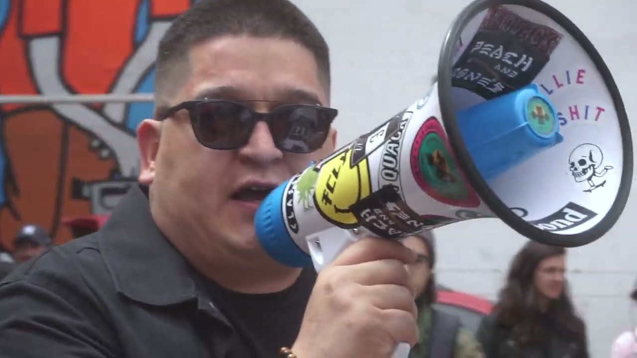 El pasado 15 de julio se lanzó el nuevo colorway del pro model de Lizzie Armanto y junto con Vans hicimos esta dinámica donde invitamos a varios de los patinadores más activos de la CDMX para probar el calzado en una dinámica con el equipo de Vans, donde todos los invitados tendrían que ponerle un truco a algún elemento del equipo y en caso de igualarlo eliminaría al invitado pero en caso de no hacerlo el miembro del equipo le tendría que dar $200 de castigo al invitado.