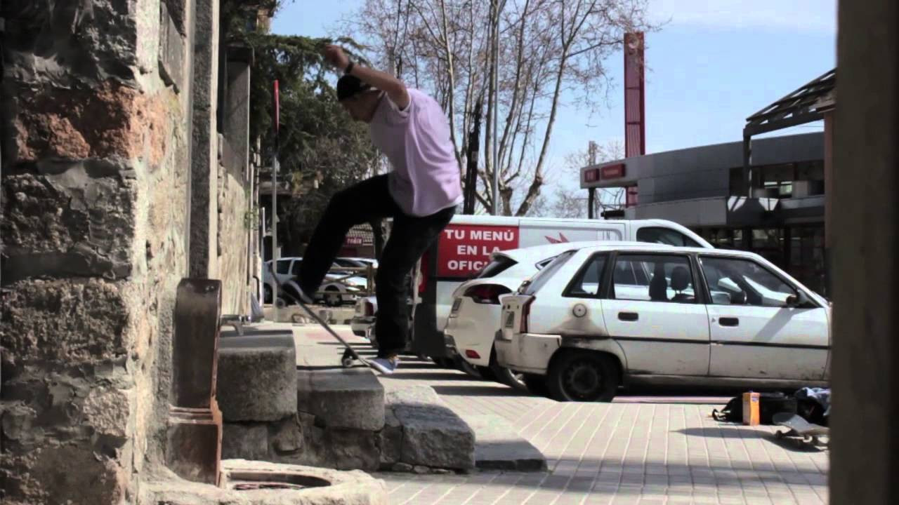 Andrew Verde patinando las calles de la Sierra madrileña. Grabado y editado por David Corrochano.