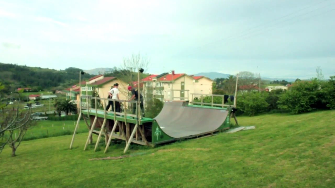 Ian Campbell, Pedro Vivas and Nanaqui Costa ripping the miniramp at Moana during the #calavertour<br />Filmed and edited by Pablo Ribera