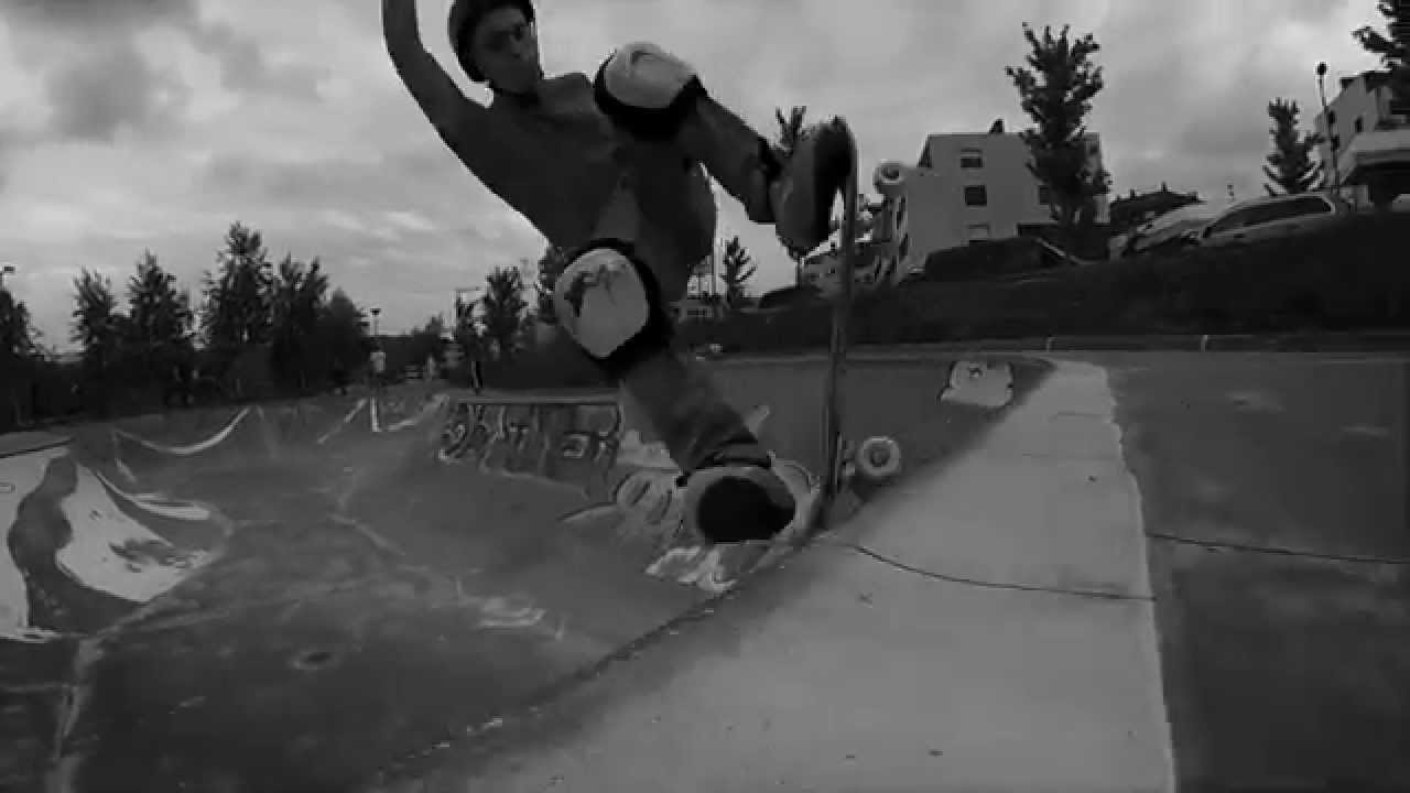 Check this clip with the bowl shredder Ian Campbell.<br />Film & edit - Pablo Ribera<br />www.cruzadeskateboards.com<br />www.facebook.com/cruzadeskateboards<br />www.instagram.com/cruzadeskateboards<br />www.twitter.com/cruzadeskate