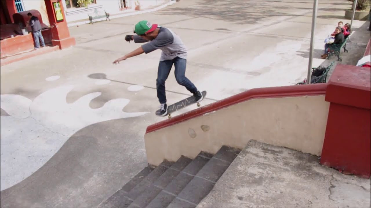 Toño Martinez es un patinador de la CDMX que junto sus clips, armó su parte y decidió pedirnos el espacio para subirla y mostrarle a nuestros suscriptores lo que para el es su ¨Máximo Esfuerzo¨ nos encantó su energía y sus ganas de patinar por todas los spots de la Ciudad y alrededores. Prueba de que si estas motivado puedes lograr muchas cosas y Ollie Shit estará apoyando siempre a lo más importante de la escena que es el patinador.