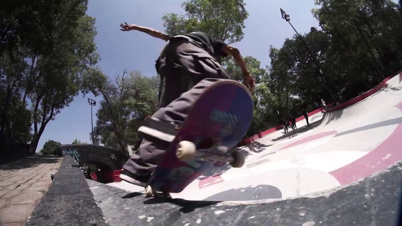 Para Pato Sodi la amistad es algo importante cuando se trata de skate, por eso en esta versión de 10 trucos decidió invitar a algunos amigos para lograr este 10 trucos en el parque más popular del momento.