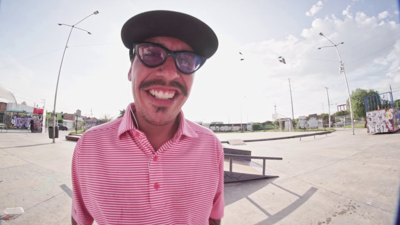 David Fragoso es un viejo lobo de mar del skate mexicano, que patina cualquier cosa, street, mini, bow, calle, parque, lo que le pongas, aquí nos bendijo con esta sesión en el skatepark de localizado en Queretaro en donde ahora radica, te dejamos estos 10 trucos para que te motives a darle como este gran patinador.