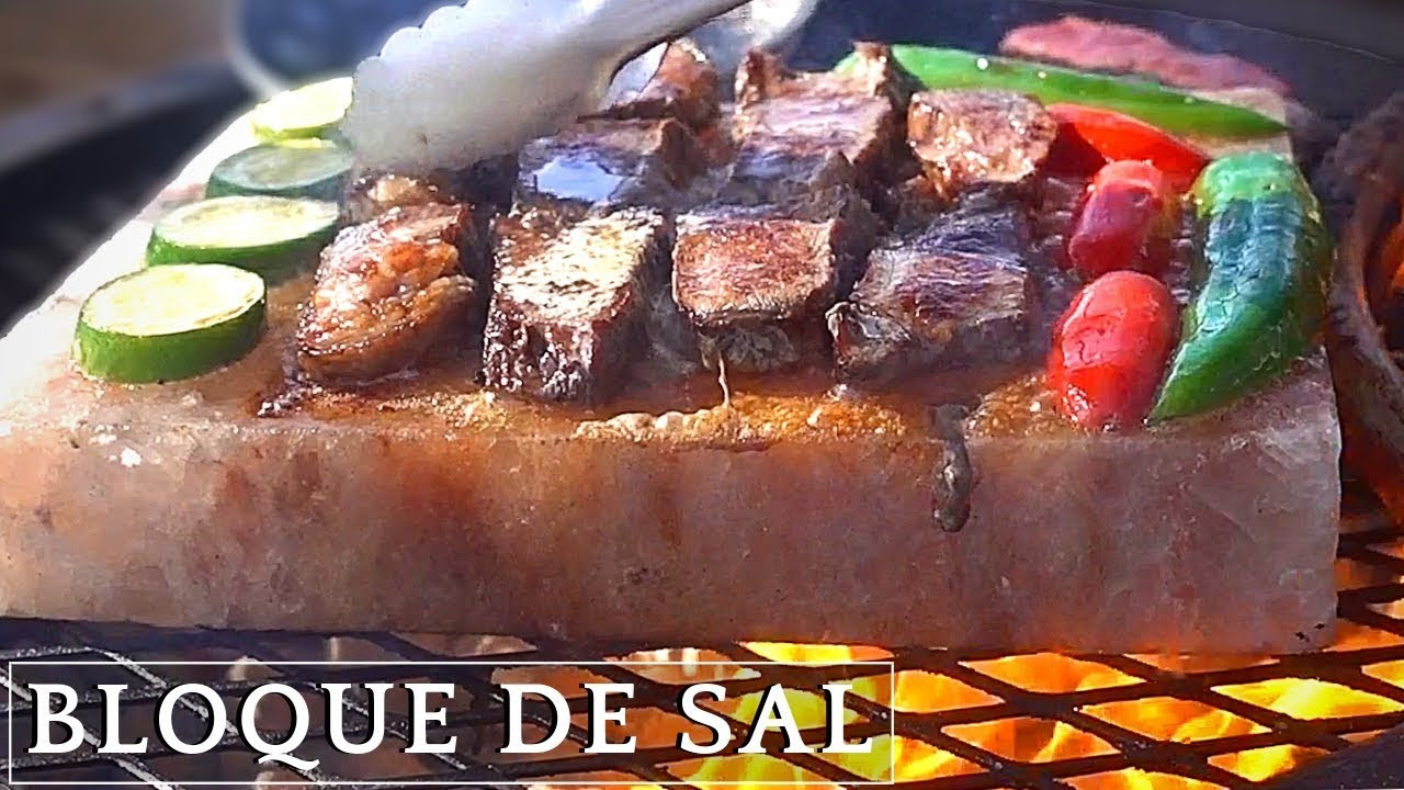 Cómo usar o asar en bloque/tabla de sal. Wagyu asado en Bloque de sal. Mi experiencia y conclusiones finales.<br /><br />Bloque chico: https://amzn.to/2EfPkbQ<br />Bloque grande: https://amzn.to/2V1Oo0h<br /><br />Muchas gracias a Grand Western Steaks<br />por estos cortes Wagyu: www.grandwesternsteaks.com<br />15% de descuento usando el código: LACAPITAL<br /><br />—————————————————————————————<br />Contacto directo: oscarlacapital@gmail.com<br /><br />Instagram: https://www.instagram.com/oscarmezar<br />Twitter: https://twitter.com/oscar_mezar<br />Facebook: https://www.facebook.com/lacapitalcocina<br />—————————————————————————————<br /><br />*Yo le puse: <br />-Pimienta<br />-Calabacita<br />-Chile jalapeño<br />-Chile Anaheim<br />-Mantequilla<br />-Romero<br />-Ajo<br />-Limón<br /><br />Equipo:<br />Ahumador 1: https://amzn.to/2xTmOt2<br />Ahumador 2: https://amzn.to/2QV8xXD<br />Mi asador: https://amzn.to/2Oqsf89<br />Accesorio para Asador: https://gabbysgrills.com<br />Mi tabla: http://amzn.to/2gziCoV <br />Mi estufa: http://amzn.to/2ENnpBX <br />Cuchillo 1: https://amzn.to/2rz1iqr <br />Cuchillo 2: https://amzn.to/2Qvkzre<br />Cuchillo 3: https://amzn.to/2AmeCp1<br />Cuchillo 4: https://amzn.to/2PDd38u<br />Mi cámara: https://amzn.to/2PGozkq<br />Guantes negros: http://amzn.to/2gZnqVC<br />Iniciador de fuego/carbón: https://amzn.to/2JJXVV6