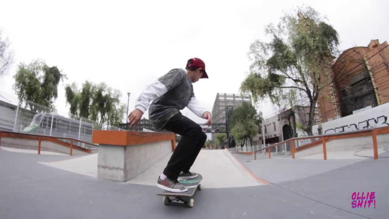 Iàn Ramirez es uno de los jovenes patinadores que cuando ves en el skatepark están constantemente impresionandonos y en evolución por esto decidimos grabarle una sesión en Barrio San Antonio.
