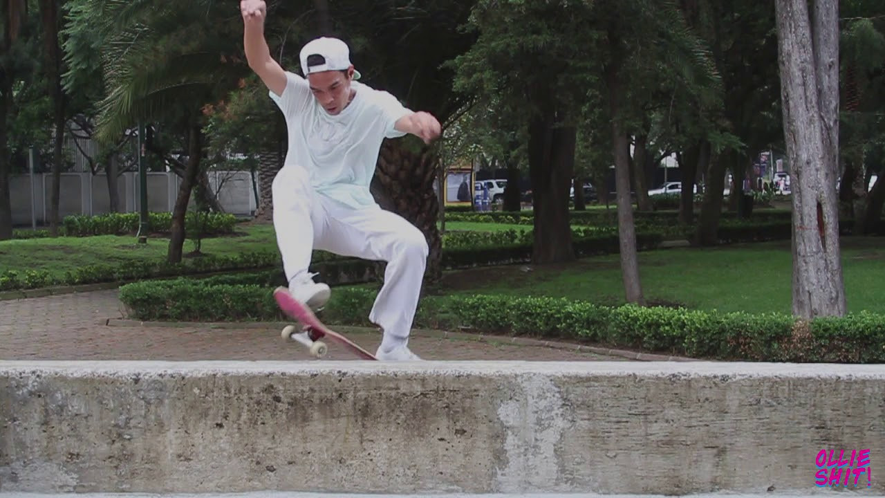 'San Agus', uno de los spots más legendarios de la CDMX, fue un lugar que formó y vio crecer a una generación emblemática de skaters mexicanos, entre los que destacan Alfredo Franco 'Niño Blunt' quien aunque no era local, si fue de los primeros en patinar este spot que ha sobrevivido a pesar de los años. <br />Por ello, que mejor lugar que este, para que Blunt' nos deleitara con sus mejores trucos para nuestra sección #10TrucosCon. ¡No olvides darle me gusta y compartir con tus compas!