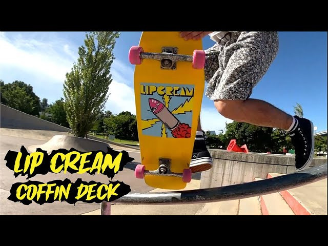 LIP CREAM “COFFIN DECK”<br /><br />Lot:PSD-LC01<br />Size:Width 10” / Length 31”.5 / Wheelbase 14.25, 14.625, 15” <br />Concave:Midium<br />Shaped By: Hideya Kojima(FABRIC SKATE SHOP)<br />Price:¥14,300-TAX IN<br />10月上旬発売 予定<br /><br />Skater: Takuma Enoki<br /><br />今やスケートカルチャーにおいて、バンドデッキの象徴とも言えるコフィンシェイプを採用。シェイプデザインは、横浜の老舗スケートショップFABRICの小島氏が担当。2023年に同氏が手掛けた“ACCUSED AD”のコフィンデッキをベースに、LIP CREAMのボーカリストJHA JHA氏の要望により、よりシャープな形状にリシェイプされました。<br /><br />ノーズ側とテール側にそれぞれ8つずつ、計16個のトラック取り付け用ホールが空いており、ホイールベースは14.25”、14.625”、15”の3種類から選べます。<br /><br />ミディアムコンケーブを採用し、トランジション、パーク、ストリート、クルージングまで、どんなスタイルにもフィットする、乗り心地と操作性を両立した仕上がりです。<br /><br />グラフィックには、LIP CREAMの伝説的代表作である1st EPのジャケットアートワークを使用。80’sの雰囲気を感じさせるイエローをベースにプリントされ、80年代SKATE ROCKのスピリッツを感じさせる仕上がりです。<br /><br />LIP CREAMは1984年に結成され、1990年の解散まで精力的に活動し、インターナショナルにその名を轟かせた、日本を代表するハードコアパンクバンドです。数々の代表作を残し、現在も世界中に熱狂的なフォロワーを持つ伝説的存在のバンドです。<br /><br />お問い合わせはPOSSESSED SHOE 取り扱い店舗までお願いします。<br />https://www.possessedshoe.com/store-list<br /><br />この商品は予約限定商品です。2025年8月31日までPOSSESSED SHOE取り扱い店舗で予約可能です。※店舗により予約受付締め切り日が異なりますので、ご注意下さい。<br /><br />This product is DYNAMITE RECORDS & POSSESSED SHOE.CO collaboration.<br />We collaborate with the Japanese hardcore punk band 'LIP CREAM', a great legend.<br />If you wish to purchase from overseas, please contact FUUDOBRAIN.<br />https://fuudobrain.shop-pro.jp/