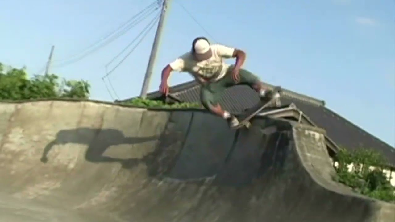 Skated with Kenji Tanaka and Shou Tsukada Team UNDERDOG in the late summer heat.<br /><br />この2人が愛用するISLAND UPSETTERS -SLAPPY-は、オールキャンバスモデルならではの軽快な履き心地で、自由なライディングを可能にします。<br /><br />ISLAND UPSETTERS -SLAPPY-<br />SIZE：24~29cm(6~11inch)<br />MATERIAL：CANVAS × NUBUCK<br />PRICE：¥9,900-(TAX IN) <br /><br />ISLAND UPSETTERSシリーズは、アッパーにコットンキャンバスを採用することで、スケートシューズとしての機能性を保ちながらリーズナブルな価格を実現しています。<br /><br />オーリーで削れやすいアッパー側面は二層構造にすることで耐久性を強化。外側にはキャンバス、内側には柔らかく丈夫なヌバックを使用しており、穴が開きにくい設計になっています。ヌバックは表革に次いで強度のある革素材で、スケートボーディングに適した特性を持っています。<br /><br />インソールには高密度ウレタンを採用し、優れた衝撃吸収性を発揮。アウトソールはPOSSESSED SHOEオリジナルの麻柄パターンを用い、グリップ性能を高めています。<br /><br />商品に関するお問い合わせはPOSSESSED SHOE取り扱い店舗までお願いします。メーカー在庫対応致します。店頭にてお問い合わせ下さい。<br /><br />Link in bio for more information, and overseas customers.<br /><br />https://www.possessedshoe.com/<br /><br />商品取り扱いに関するお問い合わせはWEB SITEにて受け付けております。<br /><br />#slappy #lowtop #skateshoes #sneakers #japanesebrand #skateboard #skateboarding #possessedshoes