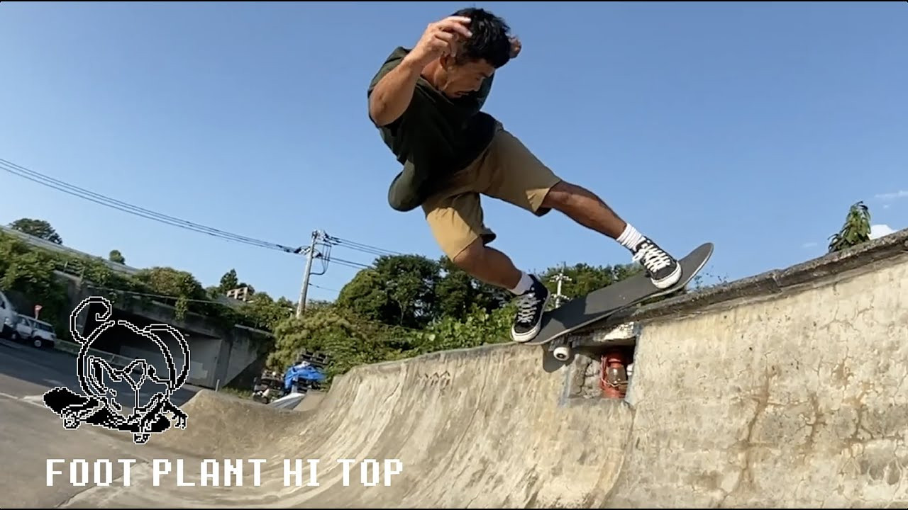 「FOOT PLANT」は、スケートボードに特化して設計されたハイカットシューズです。足首を圧迫することなく高いホールド性を実現し、快適な履き心地を提供します。<br /><br />くるぶしの上まで包み込む特殊素材のアッパーが足首をしっかりガードしつつ、足の甲を中心にホールドする設計です。シューレースを最上部まで締めなくてもフィット感を損ないません。<br /><br />甲部分のハトメ配置は“フットボール”のような立体的な形状で、甲高の足にもフィットするデザインです。この形状により、ハイカットでありながら足首をストレスなく動かせる自由さを実現しています。<br /><br />さらに、他のPOSSESSED SHOE同様、オーリーパッド部分は二層構造（二層目はスエード）で、耐久性に優れ、穴が開きにくい設計です。<br /><br />これまでハイカットのスケートシューズを敬遠されていた方も、一度この「FOOT PLANT」の履き心地をお試しください。丈夫さ、快適さ、そしてフィット感を兼ね備えた一足です。<br /><br />"FOOT PLANT"<br />SIZE : 24cm(6inch)~29cm(11inch)<br />MATERIAL : CANVAS × SUEDE<br />PRICE : ¥13200-税込<br /><br />SKATER : CAPY<br /><br />商品に関するお問い合わせは下記リンクのWEBSITEより取り扱い店舗をご確認の上お願いします。<br /><br />https://www.possessedshoe.com/store-list<br /><br />全サイズメーカー在庫対応致します。店頭にてお問い合わせ下さい。<br /><br />商品取り扱いのお問い合わせはWEBSITEよりお願いします。<br /><br />#skateshoes #sneakers #footplant #hitops #japanesebrand #skateboard #skateboarding #possessedshoes
