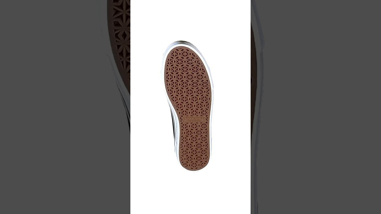 "SLAPPY" <br />SIZE : 24cm~29cm <br />COLOR : BLACK <br />MATERIAL : CANVAS×SUEDE <br />PRICE : ¥12100-税込 <br /><br />「SLAPPY」はキャンバス製アッパーとヴァルカナイズドソール構造により、爪先や足裏でデッキの感覚をよりダイレクトに感じられるスケートシューズです。 <br /><br />オーリーで擦れやすい側面部分は、キャンバスとスエードの二層構造。一層目のキャンバスが削れた後にスエードが現れることで、穴が開きにくく、靴の寿命が長いと好評です。 <br /><br />ローカットの中でも履き口を深めに設計しており、足首の可動域を広く確保。高密度ウレタンインソールが優れた衝撃吸収性を発揮します。 <br /><br />タフで、しなやか、そして食いつく。 耐久性とフィーリング、どちらも妥協しないスケートシューズです。 <br /><br />ヴァルカナイズドソールに抵抗がある方や未経験の方にも、ぜひ一度試してほしい一足です。 <br /><br />商品に関するお問い合わせは下記リンクのWEBSITEより取り扱い店舗をご確認の上お願いします。 <br /><br />全サイズメーカー在庫対応致します。店頭にてお問い合わせ下さい。 <br /><br />商品取り扱いのお問い合わせはDMまたはWEBSITEよりお願いします。<br /><br />#skateshoes #sneakers #slappy #lowtop #japanesebrand #skateboard #skateboarding #possessedshoes