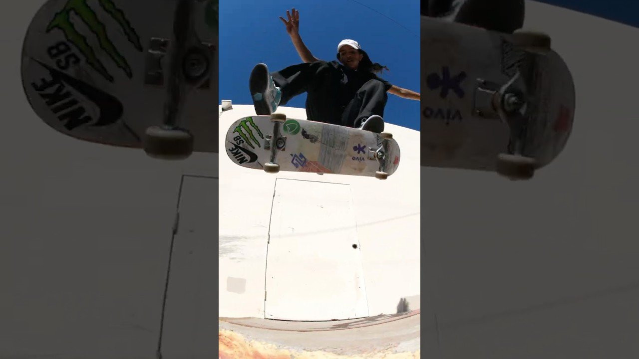 Rayssa smooth heel flip