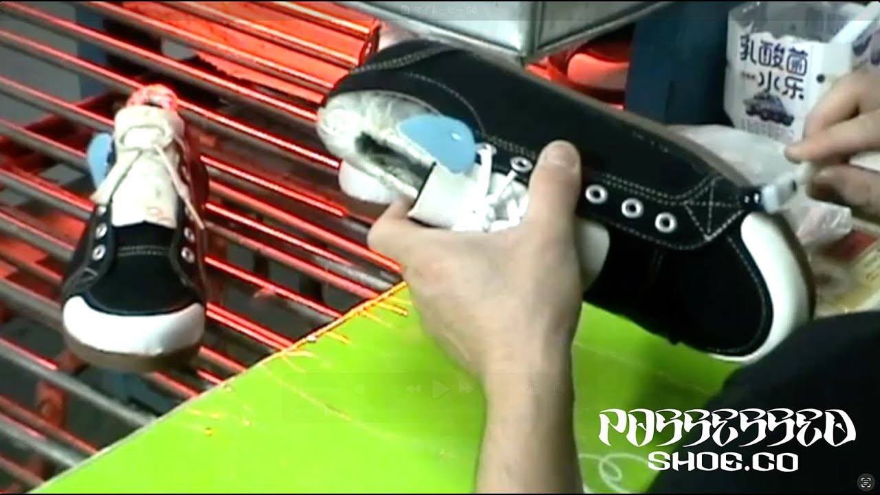 TURN ON SOUND FOR ENGLISH TRANSRATING.<br /><br />POSSESSED SHOEのヴァルカナイズドソールは、柔軟性と耐久性の両立を追求し、フォキシングテープの接着強度に徹底的にこだわっています。<br /><br />ソールとアッパーは、丁寧な手作業で接着することで、その両立を実現しています。<br /><br />ヴァルカナイズドシューズの生産国が移転し、品質低下が懸念される状況の中でも、POSSESSED SHOEは生産体制の見直しと厳選を行い、品質の維持を最優先に取り組んできました。今後も妥協のない品質の製品をお届けします。<br /><br />⁡取扱店舗や詳細情報については、下記のリンクから「WEBSITE」をご覧ください。商品の取り扱いに関するお問い合わせは「WEBSITE」にてお気軽にどうぞ。<br /><br />https://www.possessedshoe.com/<br /><br />Link in bio for more information, and overseas customers.<br /><br />#slappy #lowtops #skateshoes #sneakers #japanesebrand #skateboard #skateboarding #possessedshoes