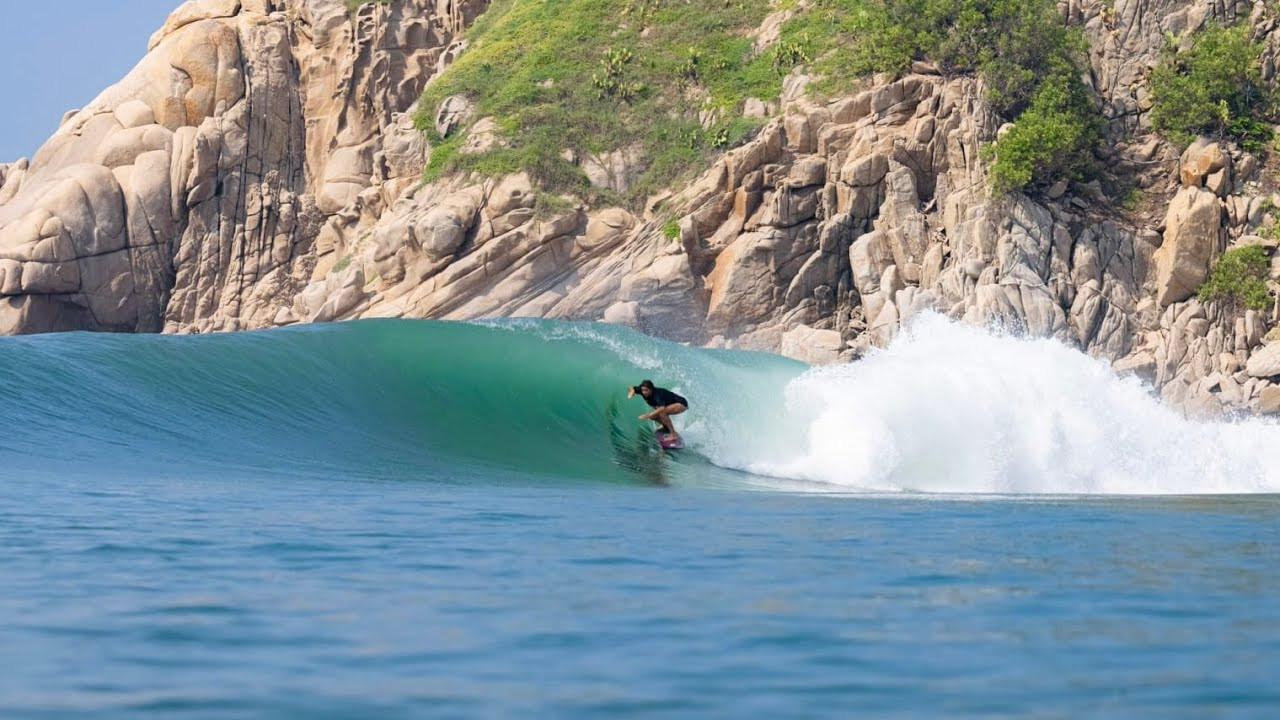 Two weeks of really fun Waves In Barra de la Cruz. <br />Filmer and edited by Michael Darrigade. <br />with the help of Miguel Angel Luna & Isurfmex <br />Original music from the Mariachis of Huatulco. <br />hope you like it!!!<br />Juju x