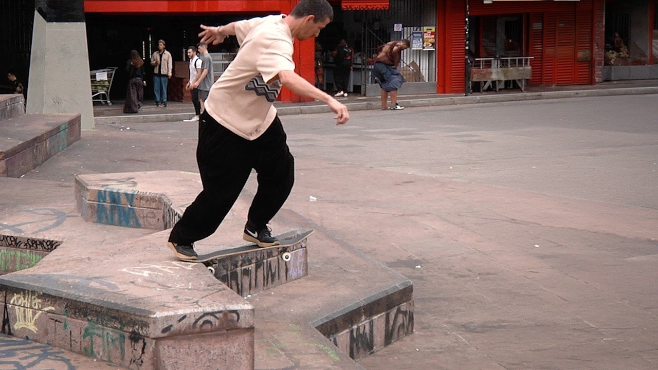 JP Villa with Marcelo Formiga, Rodrigo Petersen, Gian Nacarrato and Edgar Lima at São Paulo's, Vale Do Anhangabaú spot. <br /><br />Filmed and edited by Bruno Dox.