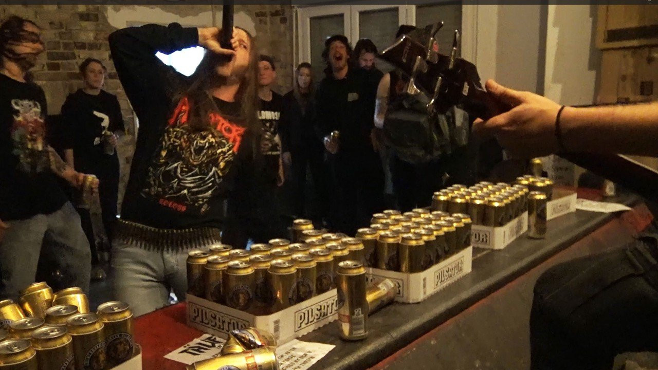 Totale Laden und Lagerzerstörung im Black Heaven Skateshop in Münster!<br /><br />Ist der Cheffe mal auf Sylt Kaffee trinken rastet die Crew mal wieder total aus!<br />Music and performance fom the Band TÄUFER