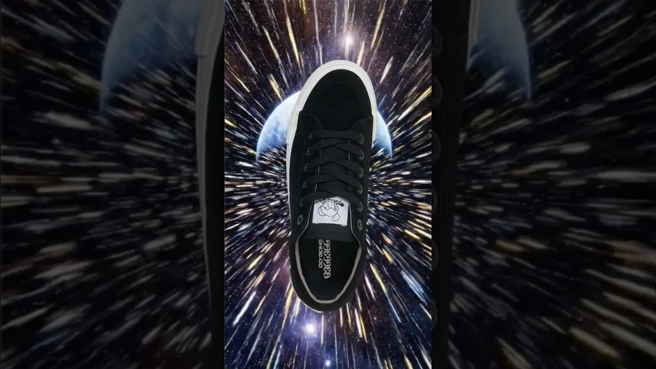 「音声オンで解説」<br /><br />『Tuff i』は、アッパー全体にスエードを使用したスケートシューズ。履き始めから足になじむ、柔らかな履き心地が特徴です。⁡オーリーで削れやすい小指まわりのアッパーは、スエードとヌバックの二重構造。スエードに穴が空いても、ヌバックの層がダメージを防ぎ、シューズの寿命を延ばします。<br /><br />ヴァルカナイズドシューズ最大の特徴である柔らかさが、履き始めから最後まで続く、タフでしなやかなスケートシューズです。<br /><br />【Tuff i】<br />SIZE：24~29cm (6~11inches)<br />MATERIAL：SUEDE × NUBUCK<br />PRICE：¥13200-(TAX IN)<br /><br />商品に関するお問い合わせは下記リンクのWEBSITEより取り扱い店舗をご確認の上お願いします。<br /><br />https://www.possessedshoe.com/store-list<br /><br />全サイズメーカー在庫対応致します。店頭にてお問い合わせ下さい。<br /><br />商品取り扱いのお問い合わせはWEBSITEよりお願いします。<br /><br />#skateshoes #sneakers #possessedshoes #lowtops #japanesebrand #skateboarding