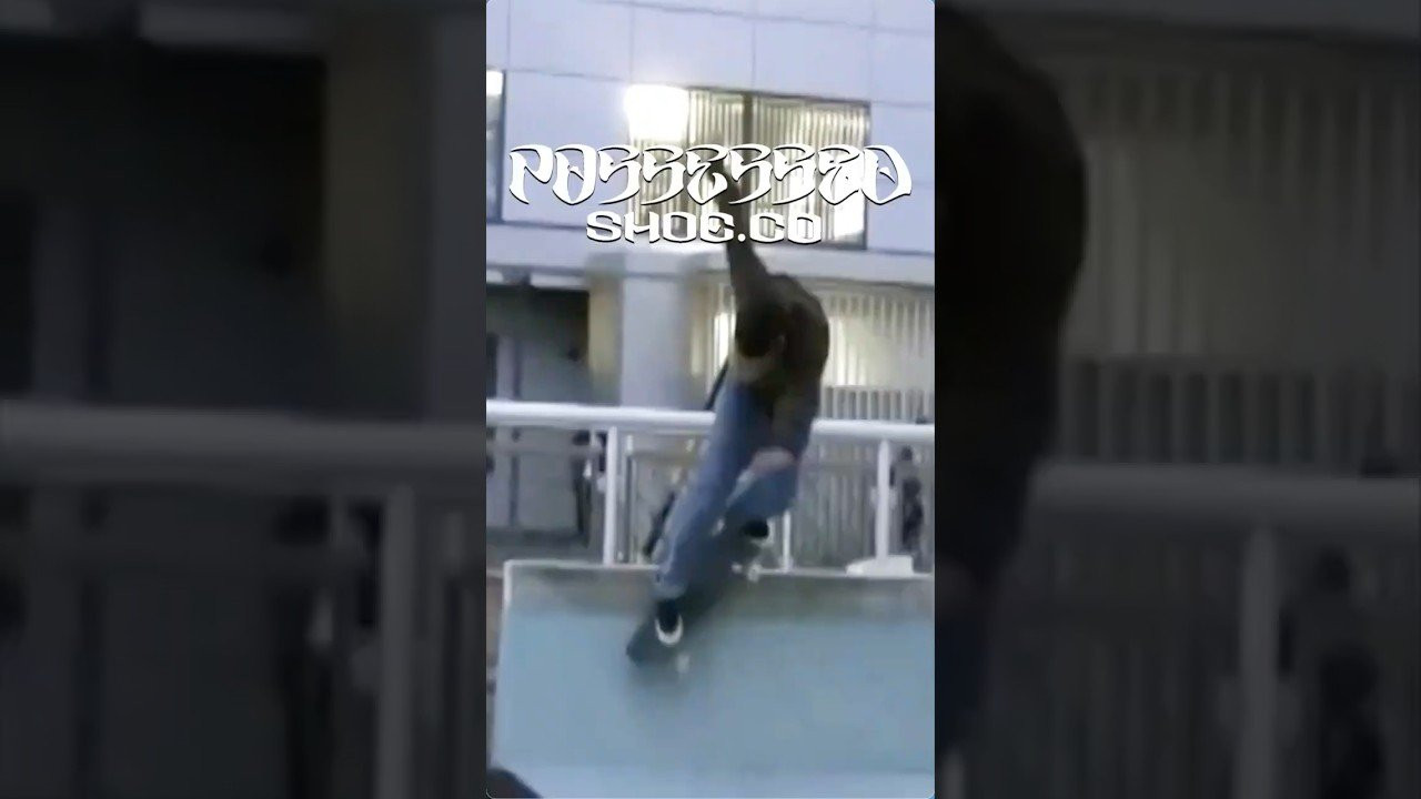 音声オンで解説」 <br /><br />『Tuff i』は、アッパー全体にスエードを使用したスケートシューズ。履き始めから足になじむ、柔らかな履き心地が特徴です。<br /><br />⁡オーリーで削れやすい小指まわりのアッパーは、スエードとヌバックの二重構造。スエードに穴が空いても、ヌバックの層がダメージを防ぎ、シューズの寿命を延ばします。 <br /><br />ヴァルカナイズドシューズ最大の特徴である柔らかさが、履き始めから最後まで続く、タフでしなやかなスケートシューズです。 <br /><br />【Tuff i】 SIZE：24~29cm (6~11inches) <br />MATERIAL：SUEDE × NUBUCK <br />PRICE：¥13200-(TAX IN) <br /><br />SKATER：KOMA <br /><br />商品に関するお問い合わせは下記リンクのWEBSITEより取り扱い店舗をご確認の上お願いします。 <br /><br />https://www.possessedshoe.com/store-list <br /><br />全サイズメーカー在庫対応致します。店頭にてお問い合わせ下さい。 <br /><br />商品取り扱いのお問い合わせはWEBSITEよりお願いします。<br /> <br />#skateshoes #sneakers #possessedshoes #lowtops #japanesebrand #skateboarding