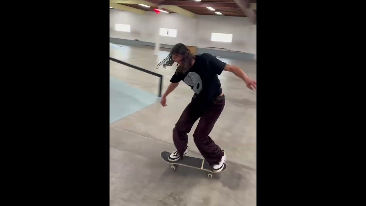 Evan flys through Switch n Signal skatepark in our newest model 'The Taylor'.<br /><br />Now Available in Finer Skateshops & ipath.com<br /><br />#ipathskateboarding #skateboard #skatepark #evansmith #switchandsignal #skateboarding #ipathfootwear