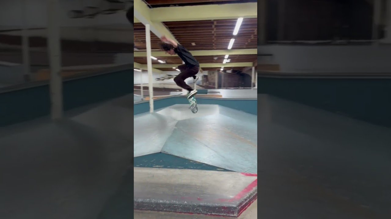 Evan Tucking his knee & blizzard flipping at switch n signal.<br /><br />The Taylor in Waxed Canvas now available in skateshops & ipath.com<br /><br />#ipathskateboarding #ipathskate #switchandsignal #skateboarding #skatepark #evansmith