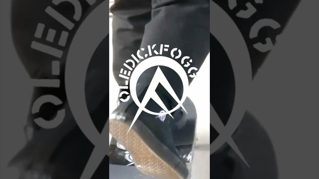 2026年10月発売予定<br /><br />OLEDICKFOGGY x POSSESSED SHOE 【BD HI-TOP】<br /><br />SKATER：伊藤雄和　鹿児島大資<br /><br />MUSIC：ビューティフルデイズ<br /><br />END CARD LOGO：Naotoradams<br /><br />完全限定モデルにつき、確実に手に入れたい方は予約をお勧めします。<br /><br />ご予約は、OLEDICKFOGGYオフィシャル物販サイト <br /><br />https://diwproducts.net/<br /><br />POSSESSED SHOE取扱店は5月末まで受付中。<br /><br />OLEDICKFOGGY x POSSESSED SHOE -BD HI-TOP- 受注通販中<br />SIZE：24–29cm（6–11inch）<br />11サイズあり、ご希望のサイズを選択購入ください。<br />MATERIAL：CANVAS × SUEDE<br />PRICE：¥18,000（TAX IN）<br />受注通販サイトでの予約受付 ～6月7日まで<br /><br />ブーツのような存在感を持つ、オールブラックのハイカット。<br />POSSESSED SHOEとしては初となるフルブラックのカラーウェイ。<br /><br />見た目の無骨さとは裏腹に、足首を締め付けず、高いホールド力と快適な履き心地を両立。<br />くるぶし上まで包み込むアッパーが足首を守りつつ、甲を中心にしっかりフィット。シューレースを最上部まで締めなくても、安定感をキープします。<br /><br />甲部分にはフットボール型の立体ハトメを採用。甲高の足にも自然に馴染み、ハイカットでありながらスムーズな可動域を確保。<br /><br />アッパー側面は二層構造。内側にスエードを仕込むことで耐久性を高め、スケート時の摩耗や穴あきを防ぎます。さらに、側面にはOLEDICKFOGGYのトレードマークを刺繍。<br /><br />シュータンには、Naotoradamsによる“オールディックくん”のオリジナルタグを採用。<br /><br />インソールには高密度発泡ウレタンを使用し、優れた衝撃吸収性と通気性を実現。体温で適度に馴染む設計で、履くほどにフィット感が増していきます。<br /><br />スケートボードでのハードな使用から日常まで。<br />タフさと快適さを両立した一足。<br /><br />“BD”は、Beautiful Days / Backstreet Days の意。<br /><br />本商品は完全限定生産となります。<br />確実にご購入を希望される方は、必ずご予約下さい。<br />発売は2026年10月を予定しています。<br /><br />#oledickfoggy <br />#possessedshoes