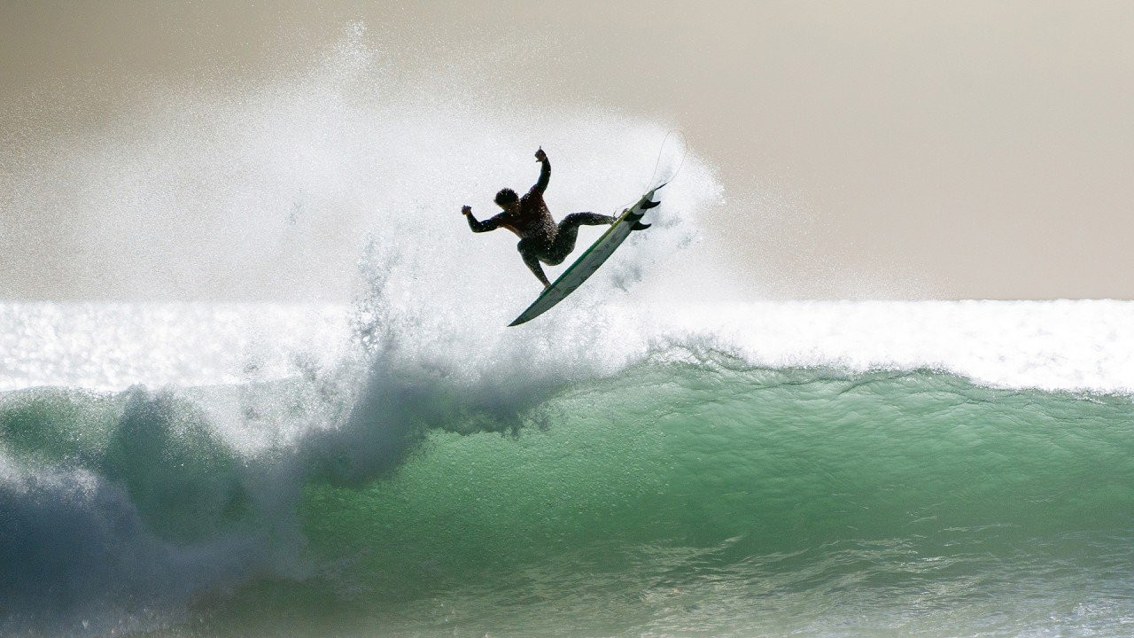 With his back against the wall, Yago Dora produced a remarkable heat, landing the first Perfect 10 of the season to secure a spot in the semifinals of the inaugural WSL Championship Tour stop at Manu Bay.<br /><br />After Cole Houshmand set the pace with two 8.50 rides thanks to his powerful, varied approach, Dora was left needing a 9.50 to advance.<br /><br />With just three minutes remaining, he committed to a wave and opened with a massive full rotation off the first section, then flowed into a heavy layback and finished with a series of committed, precise turns down the line.<br /><br />The judges responded immediately, awarding a unanimous Perfect 10.<br /><br />The score not only sealed the heat for the reigning World Champion - who is competing just days after turning 30 - but also gave him a 17.50 two-wave total, the second-highest men’s total of the event so far, behind only his own Round Two performance.<br /><br />Footage: WSL