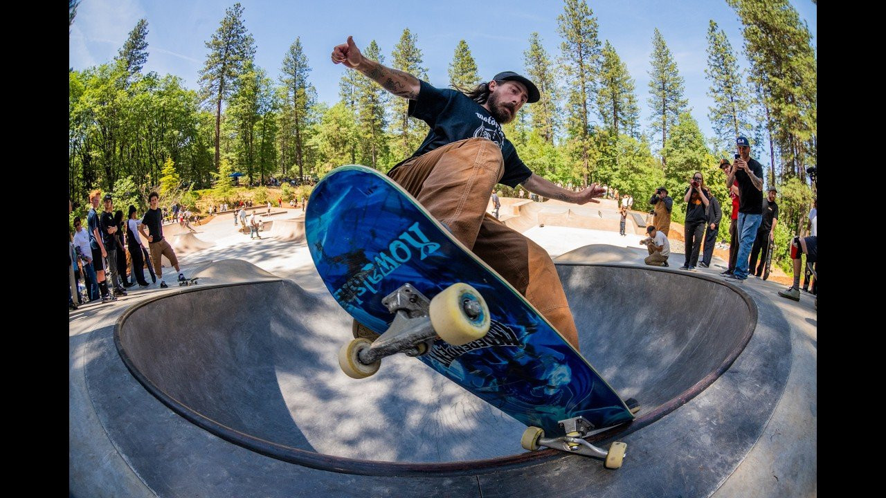 BW Rippers Kevin Kowalski, Yote, Steven Reeves, James Gray, Anna Shea, Gabe Gomez and others embarked onto Grass Valley for the grand opening of their new skatepark. Good Times were had.<br /><br />Filmed and edit by Philip Scott
