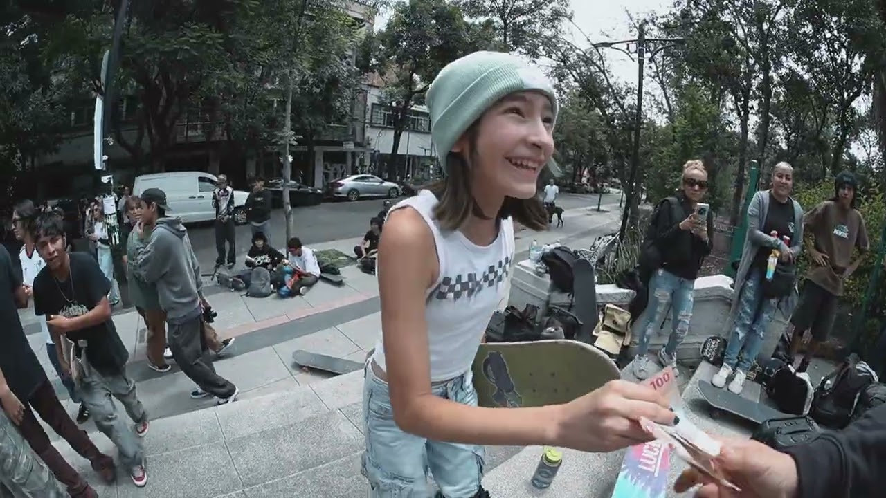 Así vivimos el Go Skate Day junto a Vans: arrancamos en Parque Pushkin con una demo de algunos de los mejores skaters de México y $10,000 en Cash for Tricks. Después nos fuimos a las míticas 10 de Consti para repartir otros $10,000 y terminamos en House of Vans con un Best Cash for Tricks donde Diego Cardona cerró la jornada con broche de oro. Un día hecho por y para la comunidad del skate. 🛹🔥