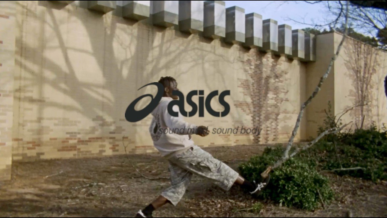 A team favorite. Black/White Japan Pro clips from varioius years and continents.