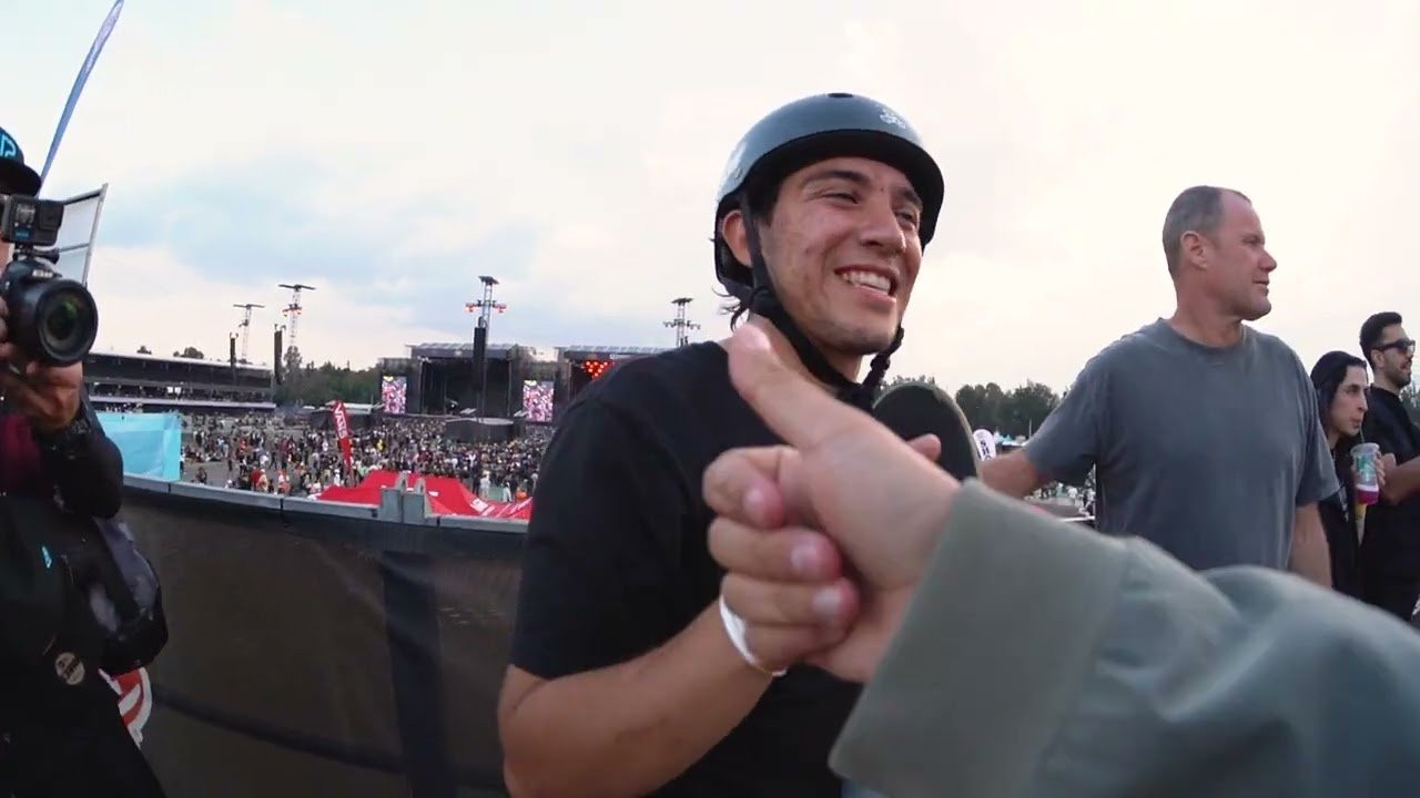 No tenemos muchos videos de vert en Ollie Shit, y la razón es simple: no hay una rampa de este nivel en CDMX, lo cual es una verdadera pena.<br /><br />Pero esta vez, Vans Warped Tour trajo la suya y le dimos fuego a las cámaras con todos los trucos de los pros que llegaron a México. Bandas, skate, punk, amigos y una vibra increíble hicieron realidad uno de nuestros sueños más grandes: vivir un Warped Tour en nuestro país.<br /><br />Fue un fin de semana muy especial y, después de ver el resultado, todo apunta a que volveremos a vivirlo en 2027. 🔥🛹