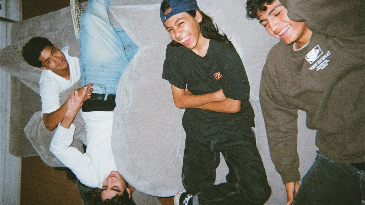Daniel Merchant, Luis Silva, Santino Corona y Ander Larraguivel salieron a detonar algunos de los spots de la Ciudad de México con el nuevo Rowan Z3 de Vans.<br /><br />Probamos el Rowan Z3 donde realmente importa: en la calle.